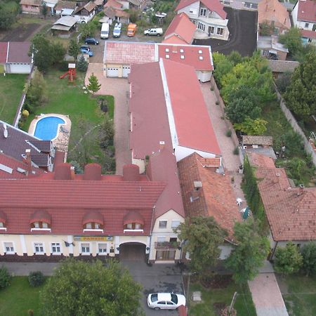 Kenguru Panzio Hotel Hodmezovasarhely Ngoại thất bức ảnh