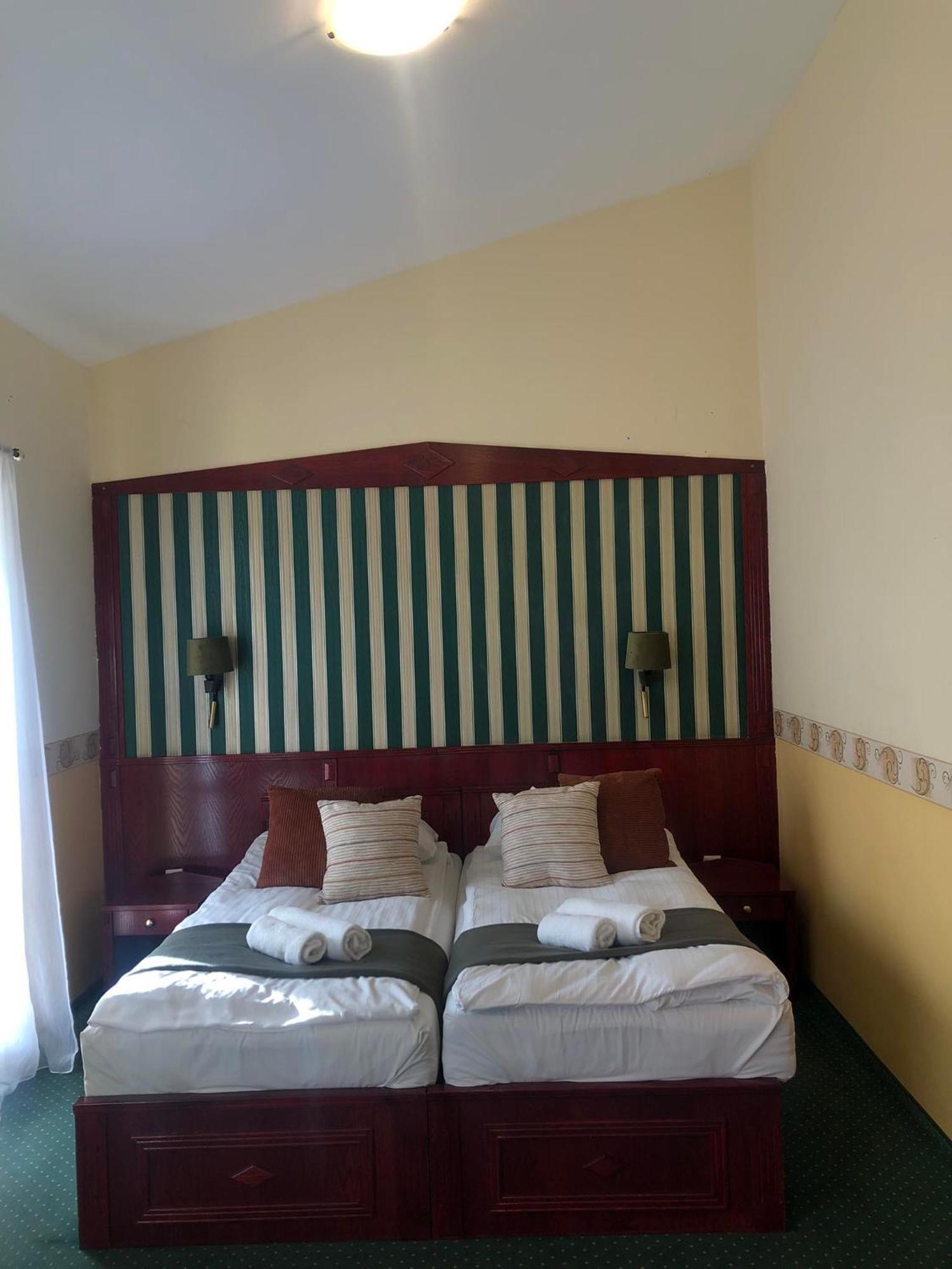 Kenguru Panzio Hotel Hodmezovasarhely Ngoại thất bức ảnh